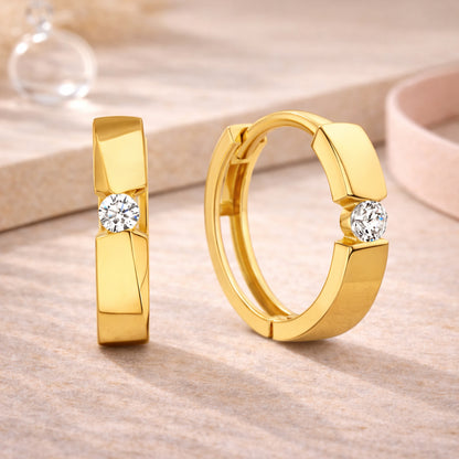 Creolen Ohrringe aus 585er Gold für Damen mit schlichtem Design und echtem Zirkonia-Stein.