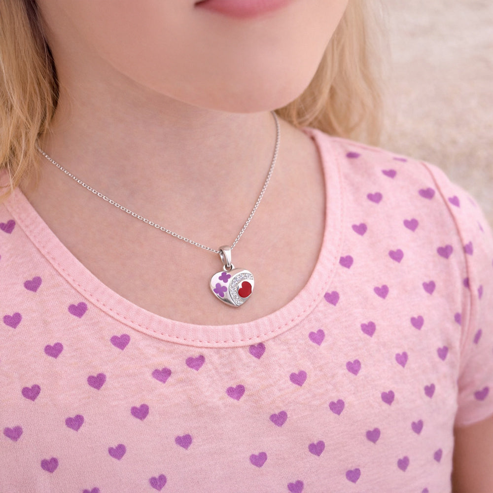 Herz-Kette aus 925 Sterling Silber mit Zirkoniasteinen und Emaille getragen am Hals eines Kindes
