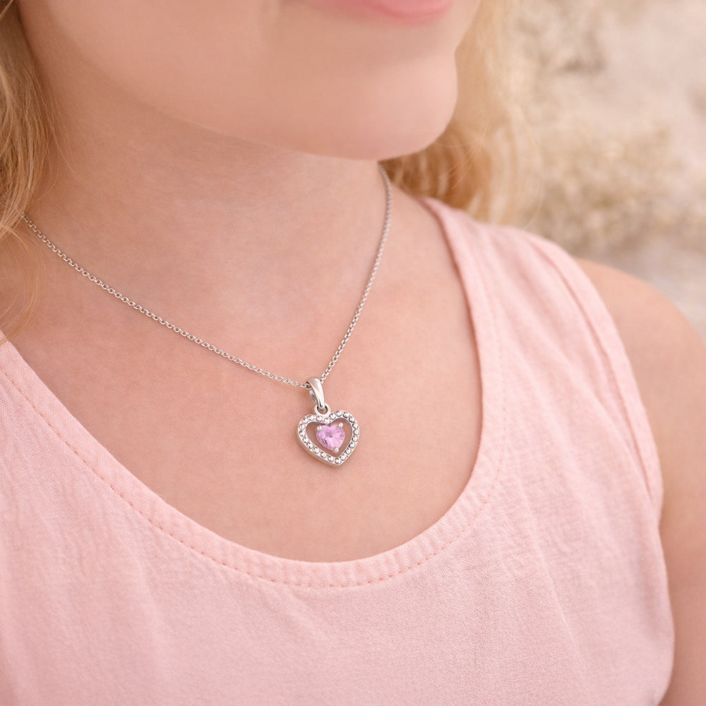 Herz-Kette aus 925 Sterling Silber mit rosa Zirkonia getragen am Hals eines Kindes