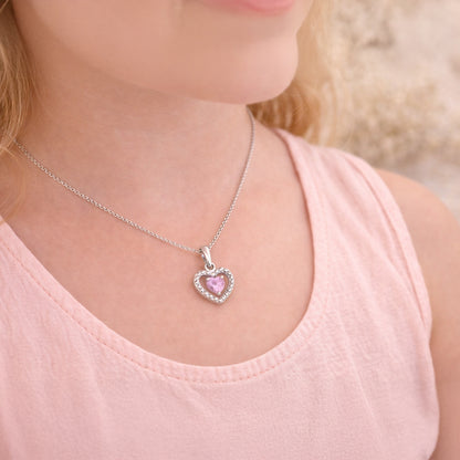 Herz-Kette aus 925 Sterling Silber mit rosa Zirkonia getragen am Hals eines Kindes