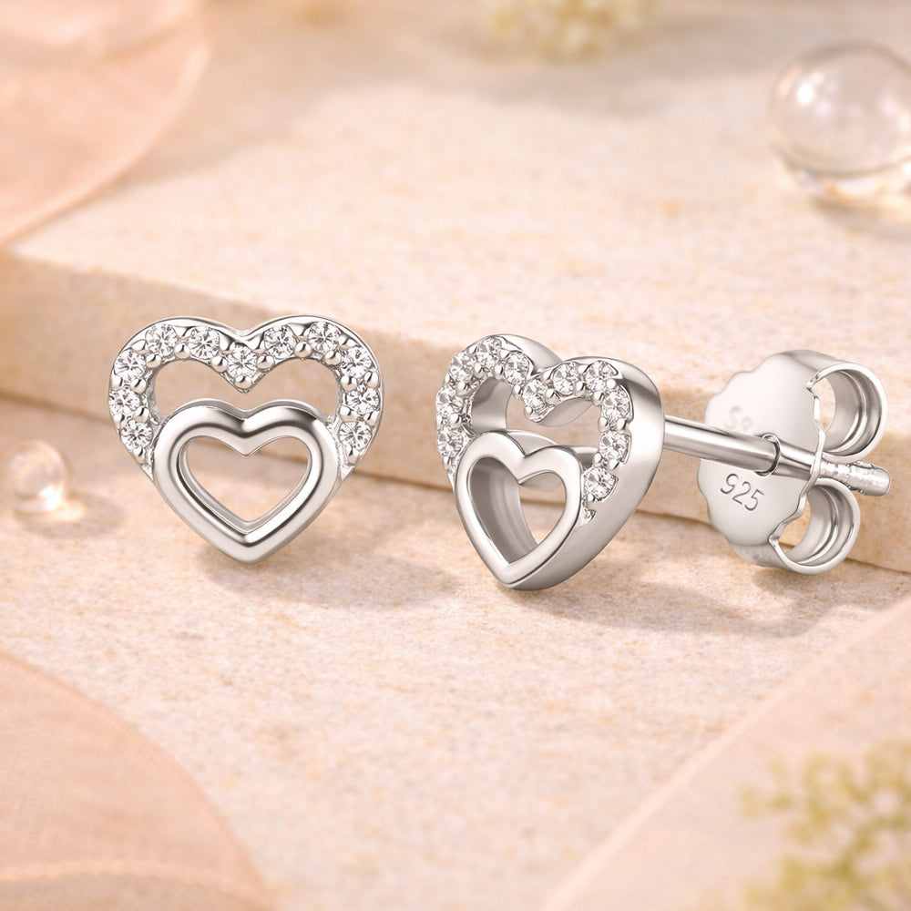 Elegante Herz-Ohrstecker aus 925 Sterling Silber mit funkelnden Zirkonia-Steinen, hochwertig verarbeitet, ideal als Kinderschmuck.