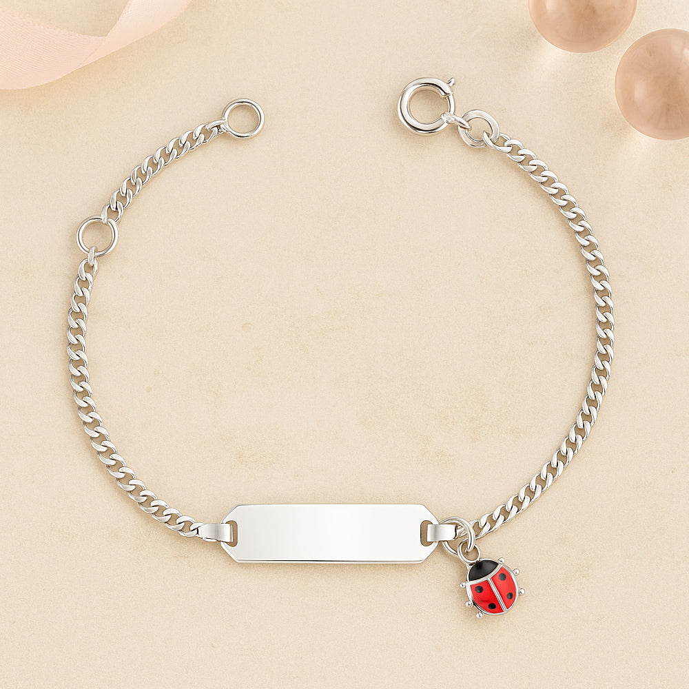 Silbernes Kinder-Armband mit gravierbarer Platte und niedlichem Marienkäfer-Anhänger - hochwertiges Schmuckstück für Jungen und Mädchen.