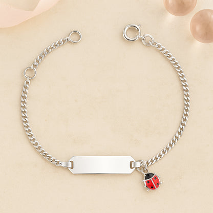 Silbernes Kinder-Armband mit gravierbarer Platte und niedlichem Marienkäfer-Anhänger - hochwertiges Schmuckstück für Jungen und Mädchen.