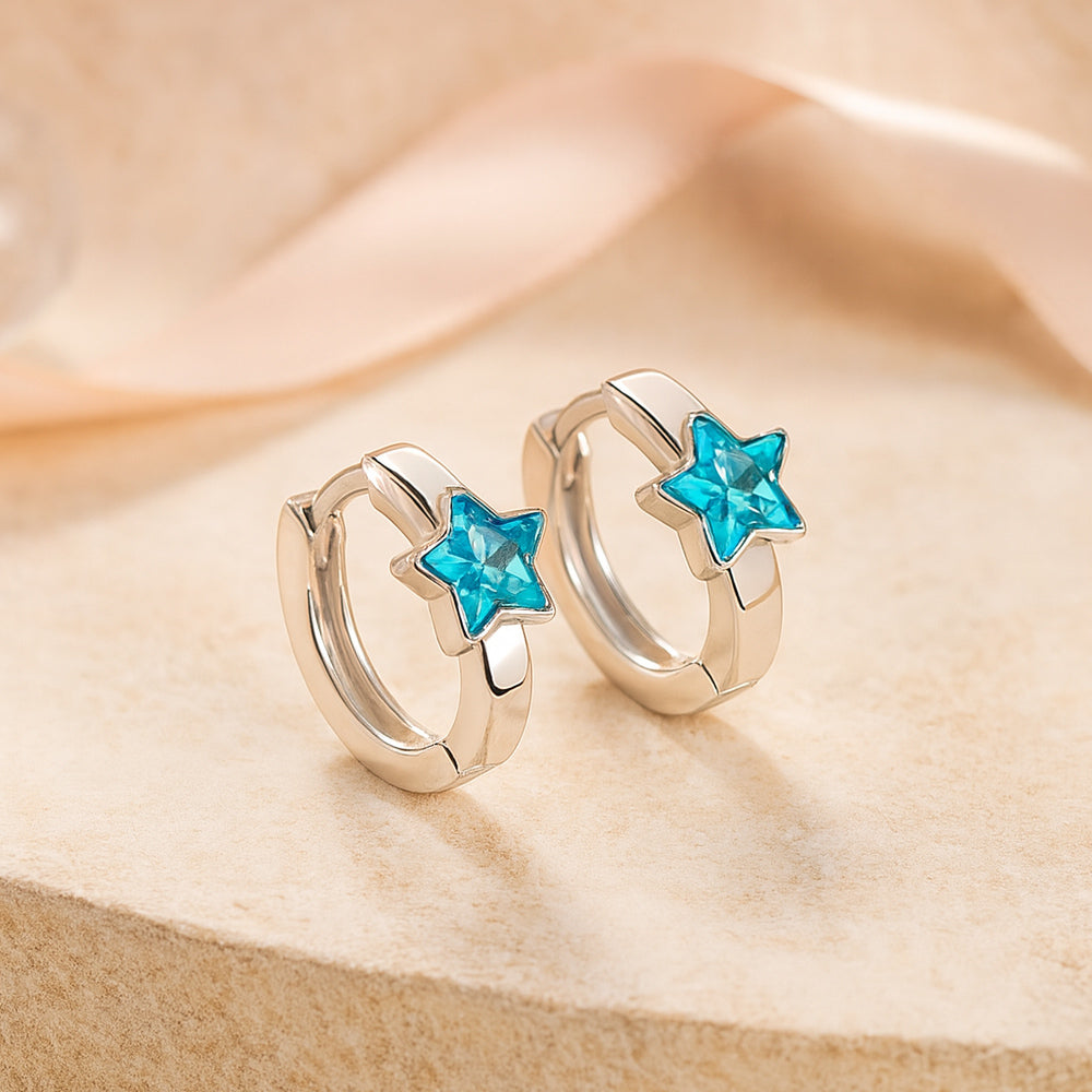 Silberne Kinder-Creolen mit blauem Stern-Zirkonia - moderner, funkelnder Schmuck für Mädchen.