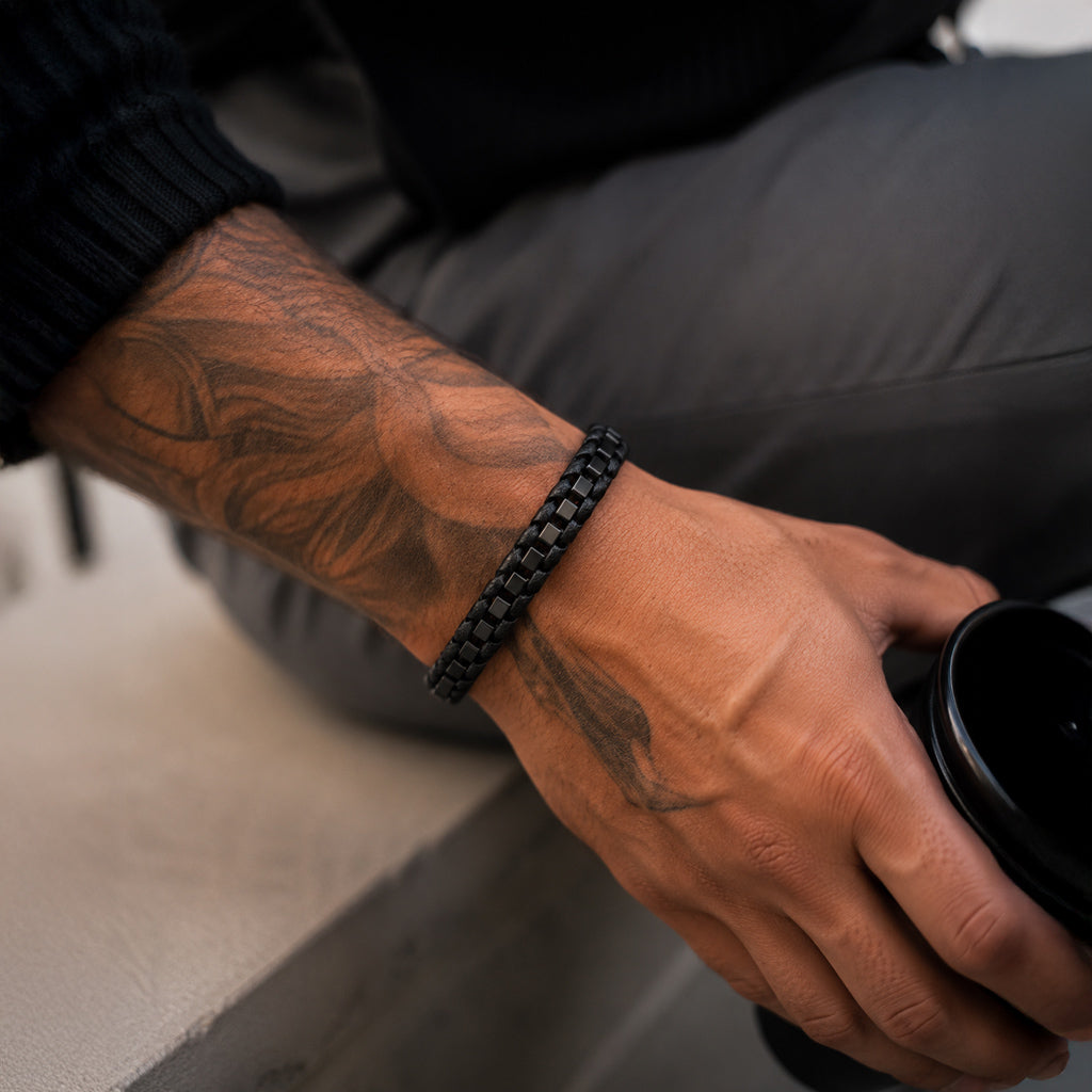 Chain Ride - Lederarmband mit Kettengliedern für Herren gravierbar schwarz | Edelstahl-Magnetverschluss