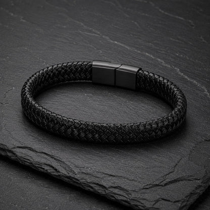 Braid Lock Black - Geflochtenes Lederarmband für Herren in schwarz gravierbar | Edelstahl Magnetverschluss