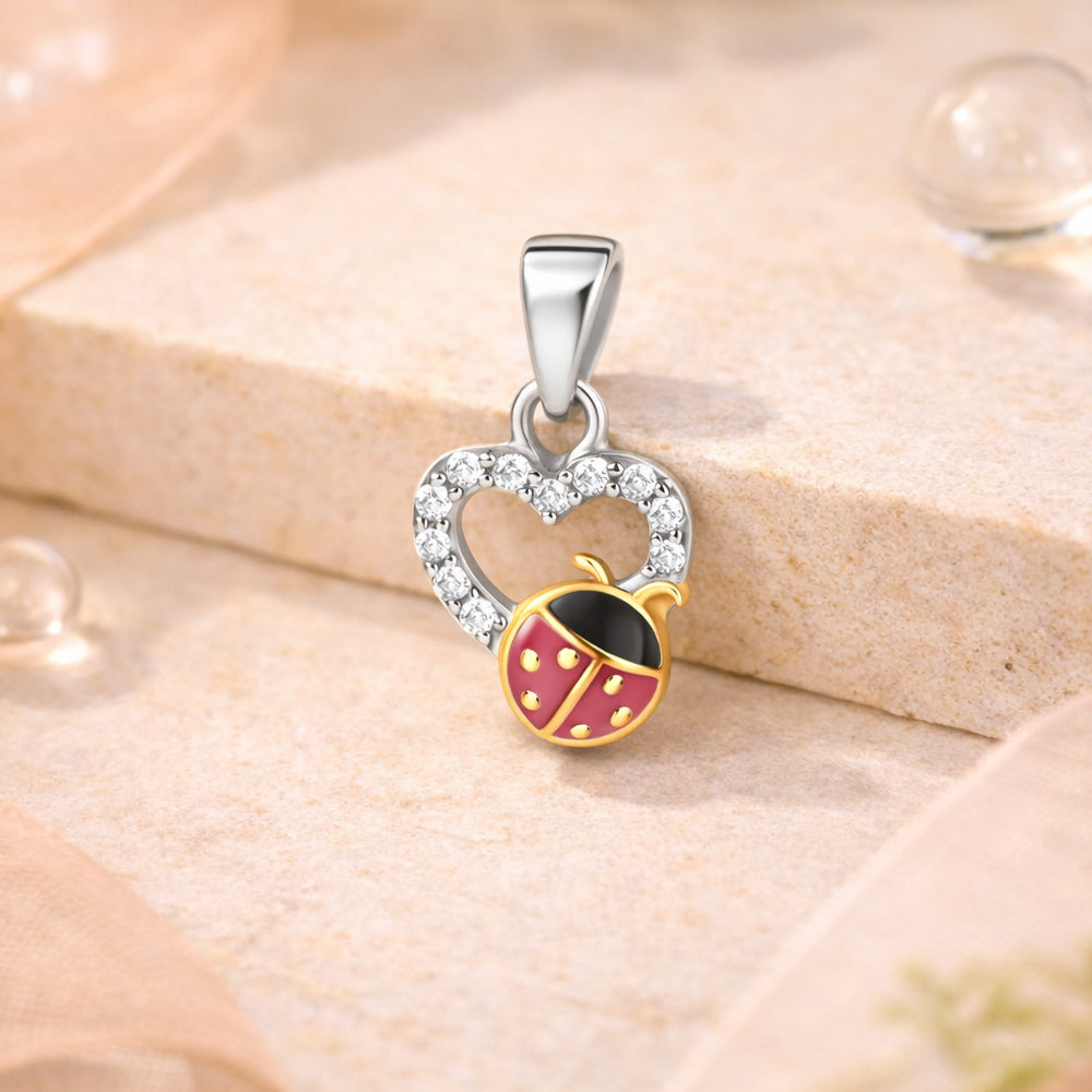Herzförmiger Marienkäfer Anhänger aus 925 Sterling Silber mit funkelnden Zirkonia-Steinen und farbiger Emaille.