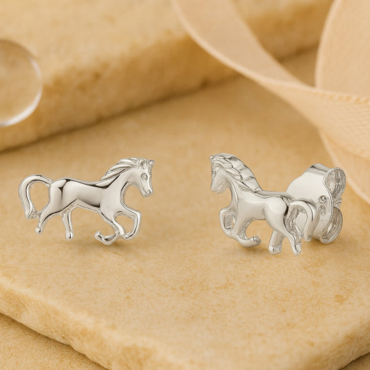 Silberne Ohrstecker mit Pferd-Motiv - detailreicher Pferdeschmuck aus Silber, ideal für Kinder und Pferdeliebhaber.