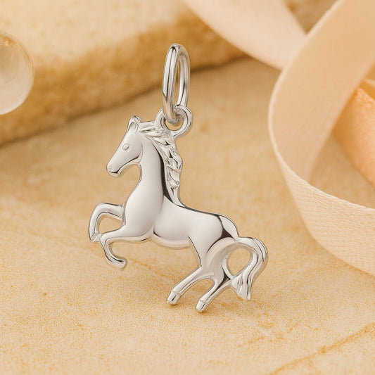 Silberner Pferdeanhänger in glänzendem Design - detailreicher Schmuckanhänger mit Pferdemotiv für Tierliebhaber und Reiter.