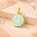 Smiley Anhänger aus 925 Sterling Silber, vergoldet, mit mintfarbener Emaille in rundem, fröhlichem Design.