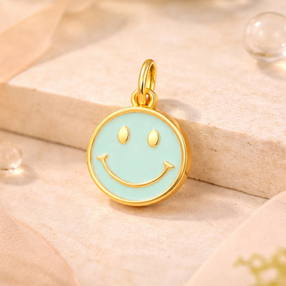 Smiley Anhänger aus 925 Sterling Silber, vergoldet, mit mintfarbener Emaille in rundem, fröhlichem Design.