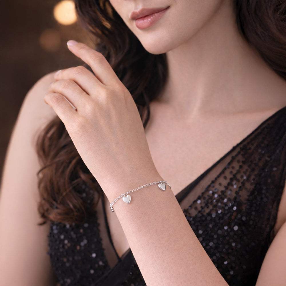 925 Sterling Silber Armband mit vier Herzanhängern am Handgelenk getragen