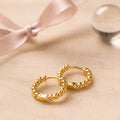 Vergoldete Creolen mit gedrehtem Design - zeitloser, eleganter Schmuck für Damen.