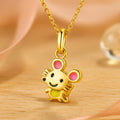 Vergoldeter Kinder-Anhänger in Maus-Form mit farbiger Emaille in Pink und Grün - niedlicher, hochwertiger Schmuck für Mädchen.