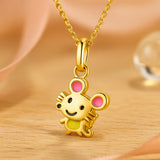 Vergoldeter Kinder-Anhänger in Maus-Form mit farbiger Emaille in Pink und Grün - niedlicher, hochwertiger Schmuck für Mädchen.