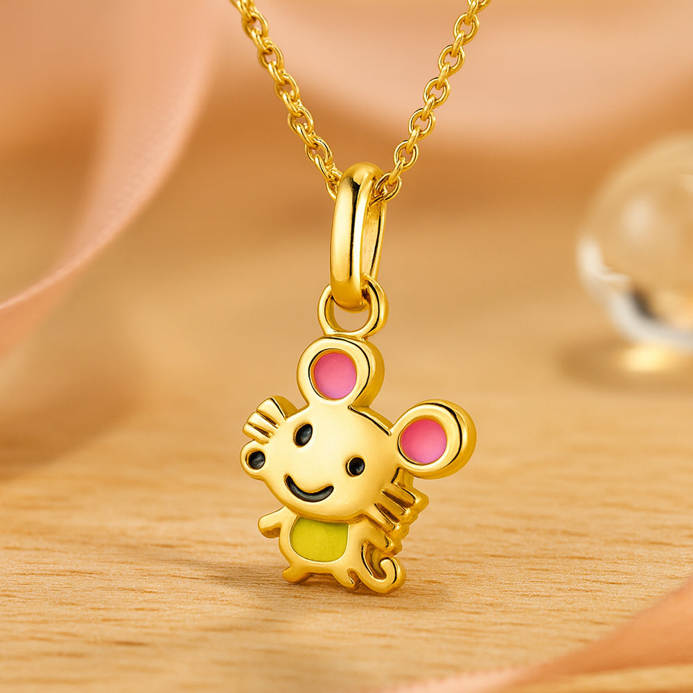 Vergoldeter Kinder-Anhänger in Maus-Form mit farbiger Emaille in Pink und Grün - niedlicher, hochwertiger Schmuck für Mädchen.