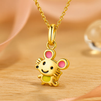 Vergoldeter Kinder-Anhänger in Maus-Form mit farbiger Emaille in Pink und Grün - niedlicher, hochwertiger Schmuck für Mädchen.