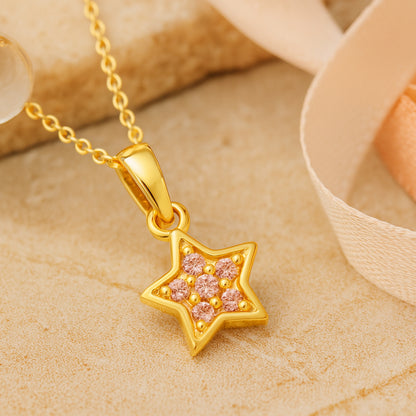 Vergoldeter Stern-Anhänger mit rosa Zirkonia an feiner Kette - zarter, funkelnder Schmuck für Damen und Kinder.